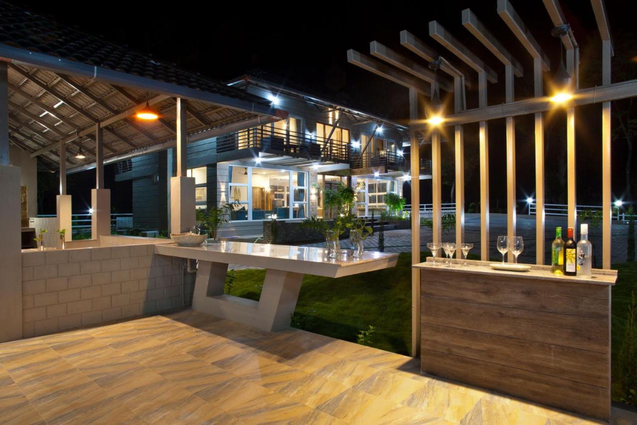 Coffee & Mist Luxury Villa- Comp Breakfast, Pool, Lounge, And Coffee Estate By Stayvista Madikeri Exterior photo